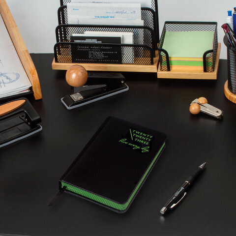 Ежедневник датированный 2023 МАЛЫЙ ФОРМАТ 100х150 мм А6, BRAUBERG "Chameleon", под кожу, черный/зеленый, 113935