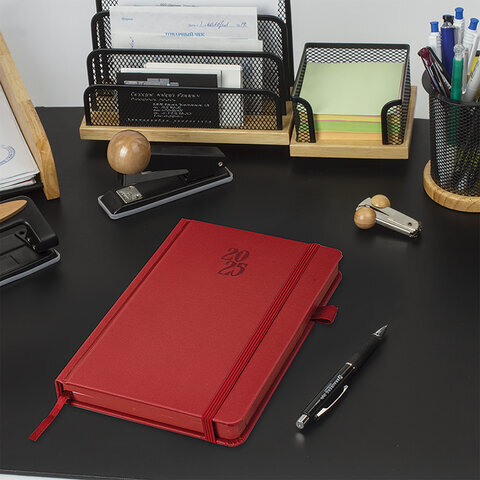 Ежедневник датированный 2025, А5, 138х213 мм, BRAUBERG "Plain", под кожу, резинка, держатель для ручки, красный, 115918