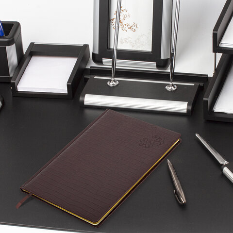 Еженедельник датированный 2023 БОЛЬШОЙ ФОРМАТ 210х297 мм А4, BRAUBERG "Comodo", коричневый, 113937