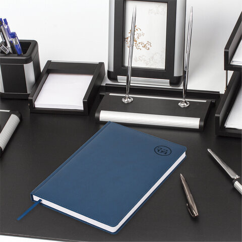 Ежедневник датированный 2024 БОЛЬШОЙ ФОРМАТ 210х297 мм А4, BRAUBERG "Favorite", под кожу, синий, 114773