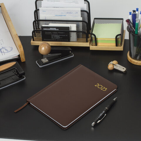 Еженедельник датированный 2023 А5 145х215 мм BRAUBERG "Select", коричневый, 113959