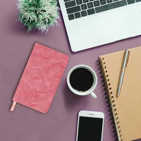 Еженедельник датированный 2023 МАЛЫЙ ФОРМАТ 95х155 мм А6, BRAUBERG "Foliage", под кожу, розовый, 113981