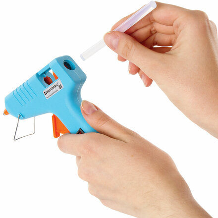 Клеевой пистолет 15 Вт для стержня 7 мм, комплект 20 стержней (10 белых + 10 прозрачных), BRAUBERG, 671052