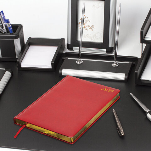 Ежедневник датированный 2025, БОЛЬШОЙ ФОРМАТ, 210х297 мм, А4, BRAUBERG "Iguana", под кожу, красный, 115738