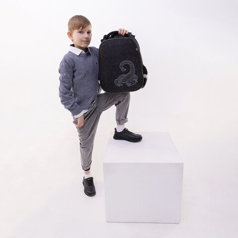 Ранец BRAUBERG LUMINOUS, 2 отделения, с брелоком, "Scorpio", СВЕТЯЩИЙСЯ РИСУНОК, 38х29х16 см, 271368