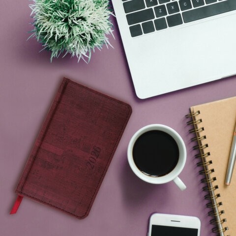 Еженедельник датированный 2026 МАЛЫЙ ФОРМАТ 95х155 мм, А6, BRAUBERG "Wood", под кожу, бордо, 117196