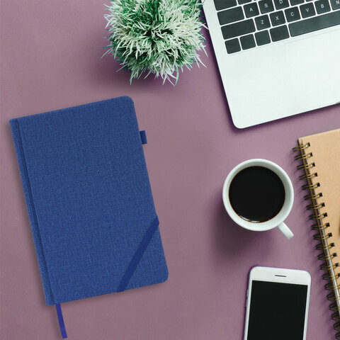 Ежедневник недатированный А5 138x213 мм BRAUBERG "Finest" под кожу, резинка, 136 л., синий, 111872