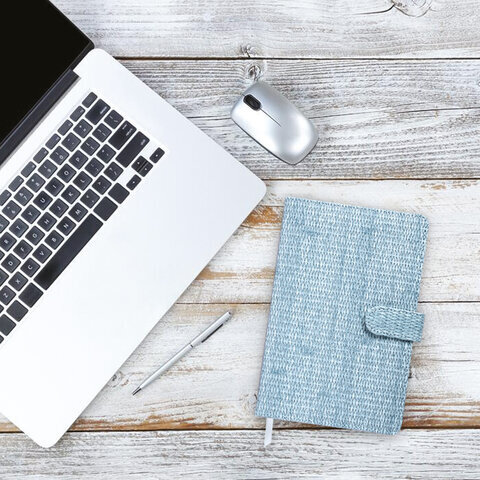 Еженедельник датированный 2025 МАЛЫЙ ФОРМАТ 95х155 мм А6, BRAUBERG "Augustus", под кожу, голубой, 115976