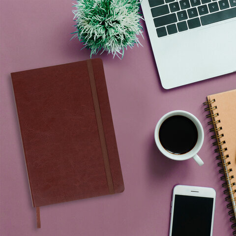 Блокнот А5 (148x218 мм), BRAUBERG "Metropolis Ultra", под кожу, 80 л., резинка, клетка, коричневый, 111023