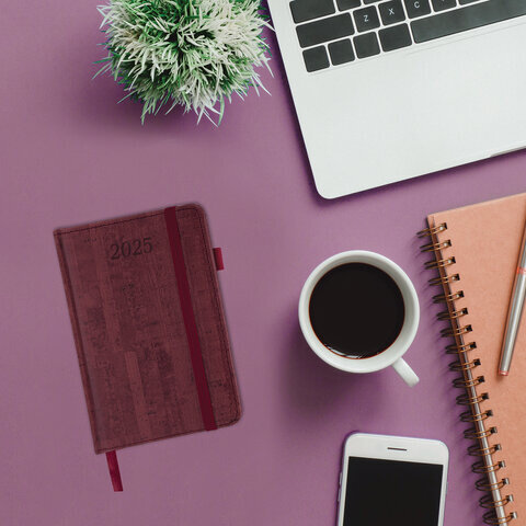 Ежедневник датированный 2025 МАЛЫЙ ФОРМАТ 100х150 мм А6, BRAUBERG "Wood", под кожу, бордовый, 115757