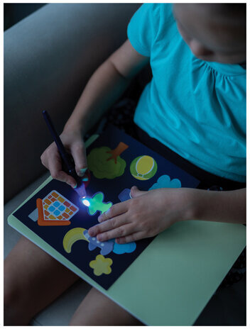 Набор для творчества и рисования светом, планшет А4, трафарет, ручка-фонарик, РИСУЙ СВЕТОМ РС-330