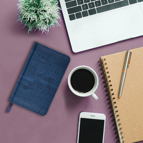 Еженедельник датированный 2025 МАЛЫЙ ФОРМАТ 95х155 мм А6, BRAUBERG "Wood", под кожу, синий, 115985