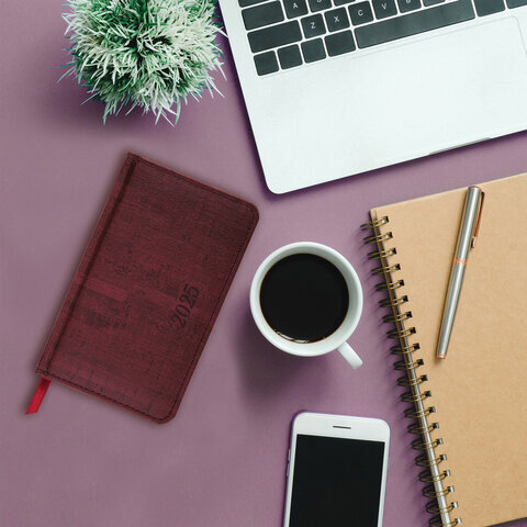 Еженедельник датированный 2025 МАЛЫЙ ФОРМАТ 95х155 мм А6, BRAUBERG "Wood", под кожу, бордовый, 115986