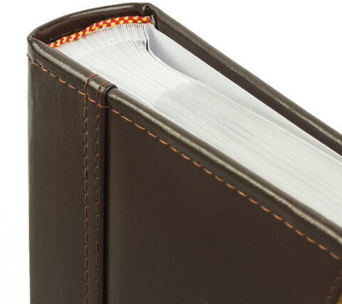 Фотоальбом BRAUBERG на 200 фото 10х15 см, под гладкую кожу, бумажные страницы, застежка, темно-коричневый, 390479