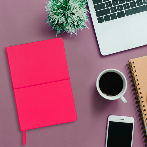 Блокнот А5 (148x218 мм), BRAUBERG "Metropolis X", под кожу, 80 л., резинка, клетка, малиновый, 111034