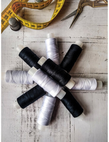 Набор швейных ниток, 10 штук (5 белых и 5 черных) по 150 м, прочные, 45 ЛЛ, ОСТРОВ СОКРОВИЩ, 662790