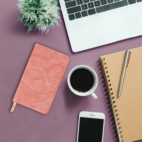 Еженедельник датированный 2024 МАЛЫЙ ФОРМАТ 95х155 мм А6, BRAUBERG "Foliage", под кожу, коралловый, 115054