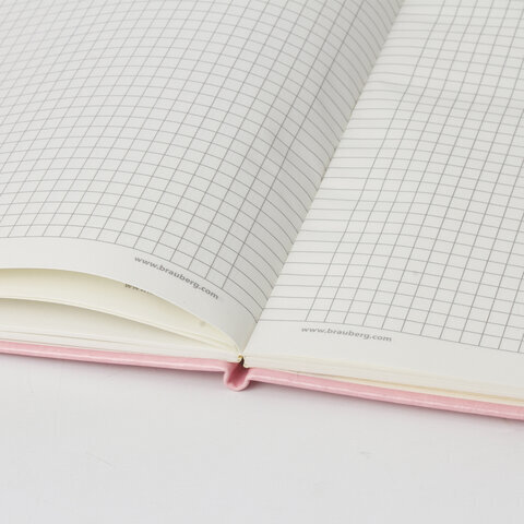 Блокнот А5 (148x218 мм), BRAUBERG "Metropolis Special", под кожу, 80 л., резинка, клетка, розовый, 111579