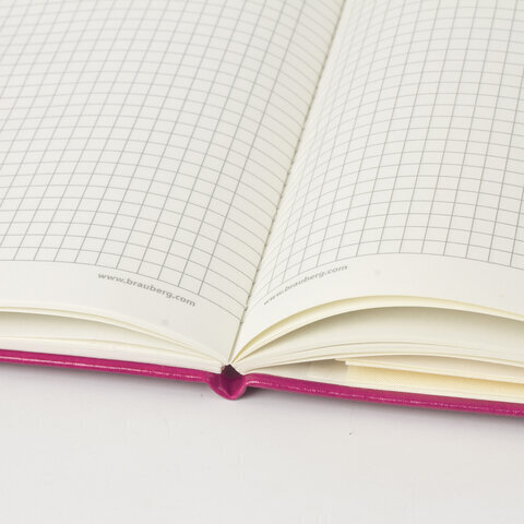 Блокнот А5 (148x218 мм), BRAUBERG "Metropolis", балакрон, 80 л., резинка, клетка, фуксия, 111587